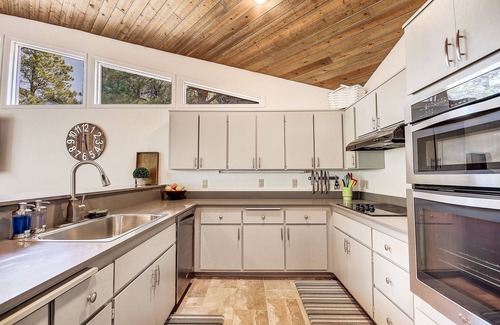 Flagstaff House | Luxury Flagstaff Grand Canyon house Golf view, A/C 3 bed,3bath QUIET Top Rated.