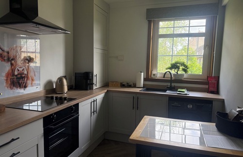 Dalavich Apartment | Luxury Flat - Baker St-StirlingnKick back and relax in this calm, restful space.