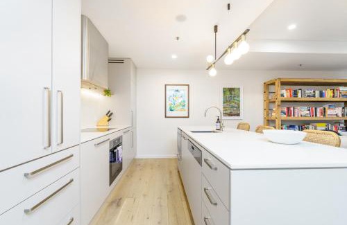 Griffith Apartment | Luxury Griffith Retreat steps from Iconic Manuka - Hosted by Canstay