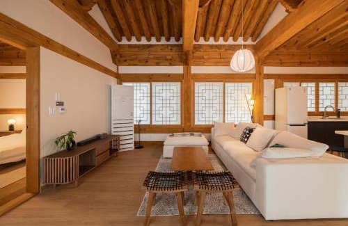 Gimpo Apartment | Luxury Hanok Red Serenity