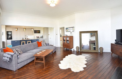 Harrogate Apartment | Luxury Harrogate Property With Amazing Cherry Blossom Views, parking and WiFi