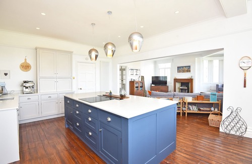 Harrogate Apartment | Luxury Harrogate Property With Amazing Cherry Blossom Views, parking and WiFi