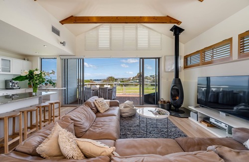 Hayborough House | Luxury @ Hayborough.Getaway with Sea, Town & Island Views. Woodfire & firepit
