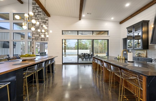 Hochatown Cabin | Luxury-Heated POOL-Hot Tub-Fire Pit-Sleeps 24-Mojito Moon