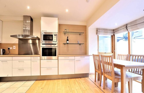 Grand Canal Dock House | Luxury Hideaway Mews, in the Heart of Dublin