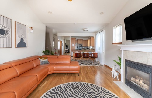 Guide Meridian House | Luxury Home Reading & Game Room Outdoor Dining 3 Bedroom Home by RedAwning