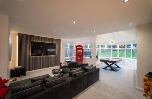 Northwood House | Luxury Home Sleep 7, Hot Tub, Free Parking