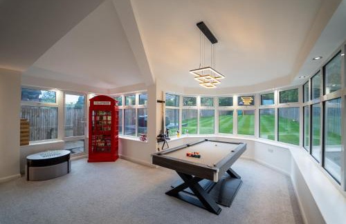 Northwood House | Luxury Home Sleep 7, Hot Tub, Free Parking