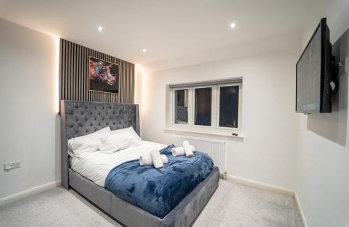 Northwood House | Luxury Home Sleep 7, Hot Tub, Free Parking