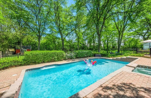 Fox Valley House | Luxury Home w/4Kings, Firepit