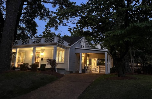 Oxford House | Luxury Home - Walk to Grove and Square - Outdoor Patio Seating