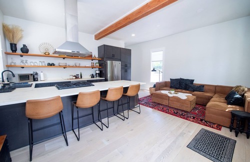 Murphy House | Luxury Hot Tub, Outdoor Fire Pit, Newly remodeled, Close to I-5, Walk to River