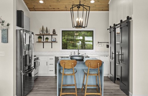 Campton House | Luxury/Hot-Tub/WiFi - A Red River Barnhouse