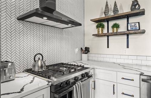 Campton House | Luxury/Hot-Tub/WiFi - A Red River Barnhouse