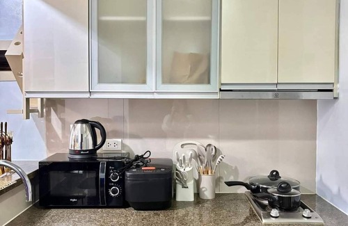 Legazpi Village Condo | Luxury Hotel Condo 10minutes walked to Glorieta Mall, Landmark & One Ayala