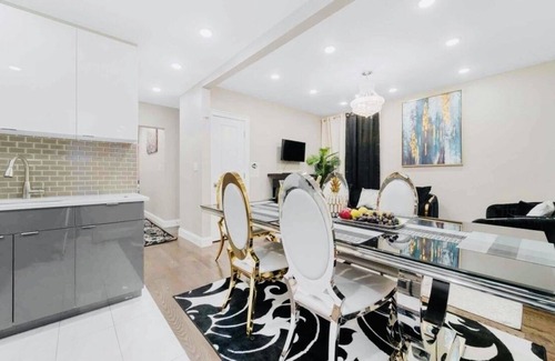 The Heights House | LUXURY house |13MIN TO NYC MANHATTAN|5 BEDROOMS! Sleeps 16+