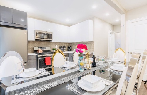 The Heights House | LUXURY house |13MIN TO NYC MANHATTAN|5 BEDROOMS! Sleeps 16+