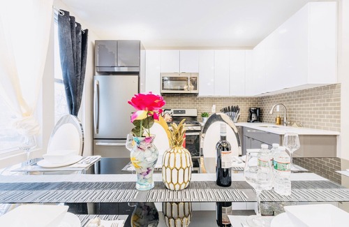 The Heights House | LUXURY house |13MIN TO NYC MANHATTAN|5 BEDROOMS! Sleeps 16+