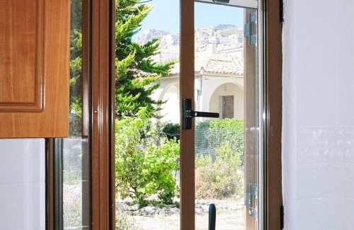 Myrina House | Luxury House Short Walk to Beach