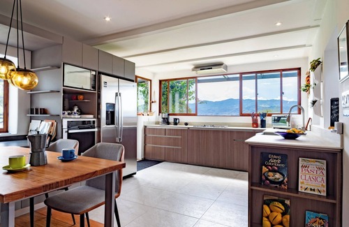 Sesquile House | Luxury House with gorgeous Lake views and dock access on 11 acres.