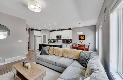 Southeast Edmonton House | Luxury in Laurel-8 guests+1 Baby,4 beds,2.5 bath,Dbl Grg,discount w direct book.