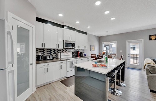 Southeast Edmonton House | Luxury in Laurel-8 guests+1 Baby,4 beds,2.5 bath,Dbl Grg,discount w direct book.