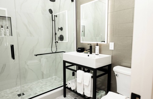 Historic Seaport Hotel | Luxury King Studio - Come Hide