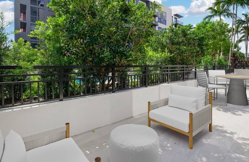 Flagler Village Apartment | Luxury king Suite Near Las Olas, Wi-Fi, Views, High Ceilings, & Balcony