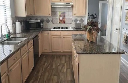 Barker House | Luxury, King Suite & Extras! Gameroom-Office-Gym