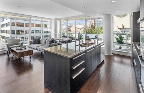 Inner Harbour Condo | Luxury King Suite w/Parking/Pool/Hot tub/Gym