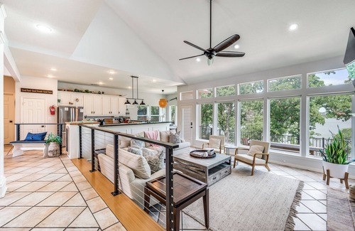 Hickory Creek House | Luxury Lake Front Getaway close to Dallas, Frisco, Little Elm