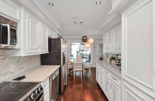 April Sound House | Luxury Lakefront - Game Room - 7 beds - Hot tub - Kayaks - Dock