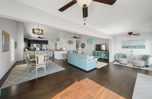 April Sound House | Luxury Lakefront with Spectacular Pool, Spa & Putting Green! Fully Remodeled!