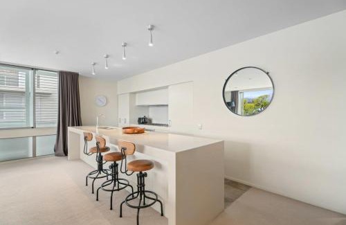 Wanaka Apartment | Luxury Lakeview on Ardmore with Sauna