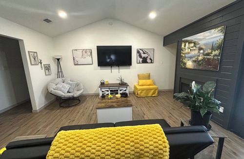 San Angelo House | Luxury Lane: Prime Location by ASU & Across from GF Base - No Stairs - Pet Haven
