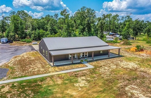 Dry Creek House | Luxury living in the country! Quiet retreat to relax and recharge.