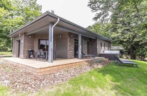 Le Chambon-sur-Lignon Cottage | Luxury Lodge Near Golf Course with Private Jacuzzi and Spa Access in Le Chambon-sur-Lignon