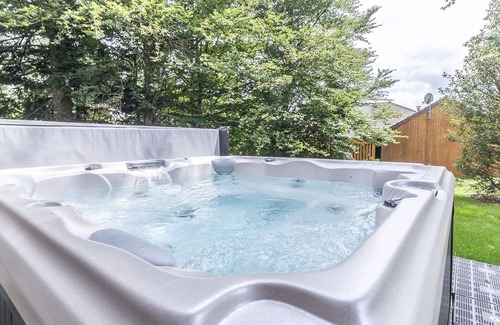 Le Chambon-sur-Lignon Cottage | Luxury Lodge Near Golf Course with Private Jacuzzi and Spa Access in Le Chambon-sur-Lignon