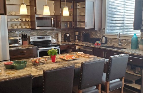 Moab House | Luxury Moab DTown 4Bd,3Bth,Sleeps15, Pool,Spa,Garage,Bikes,6Tvs,Low Fees,Parking