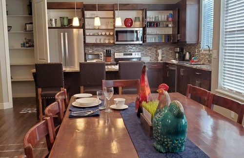 Moab House | Luxury Moab DTown 4Bd,3Bth,Sleeps15, Pool,Spa,Garage,Bikes,6Tvs,Low Fees,Parking