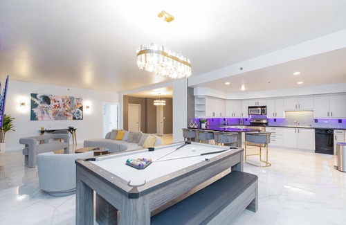 Las Vegas Hotel | 🎰 Luxury Modern Presidential Suite - Strip View - No Resort Fees! 🎰