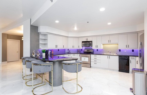 Las Vegas Hotel | 🎰 Luxury Modern Presidential Suite - Strip View - No Resort Fees! 🎰