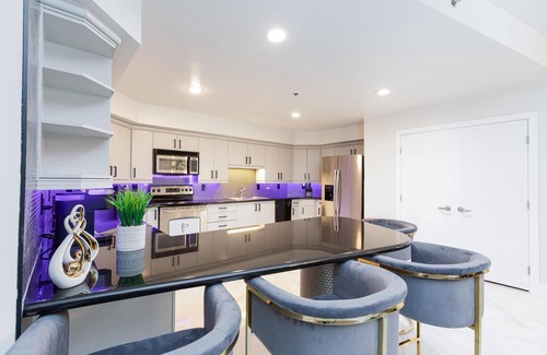 Las Vegas Hotel | 🎰 Luxury Modern Presidential Suite - Strip View - No Resort Fees! 🎰