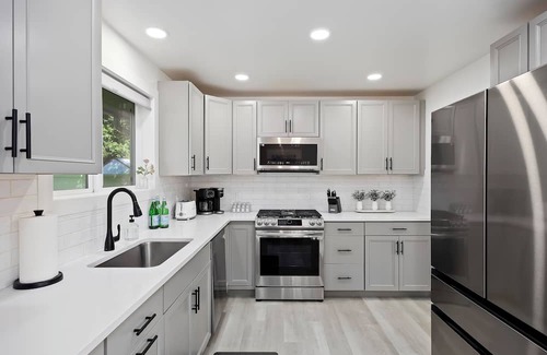 Burley House | Luxury Modern Space A 2-bedroom townhome in Burley with all the amenities.