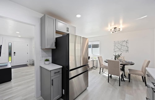 Burley House | Luxury Modern Space A 2-bedroom townhome in Burley with all the amenities.