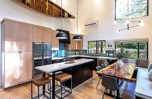 Glacier Cabin | Luxury Mt. Baker Retreat with Hot Tub and Fast Wi-Fi