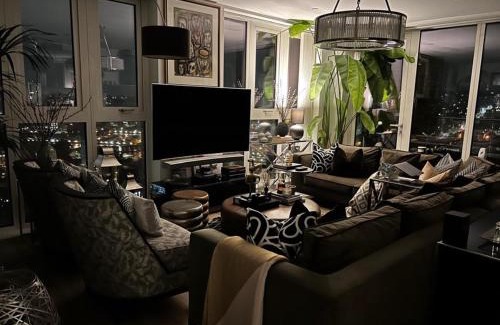 Woolwich Apartment | Luxury Nest in the City Glow