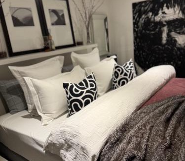 Woolwich Apartment | Luxury Nest in the City Glow