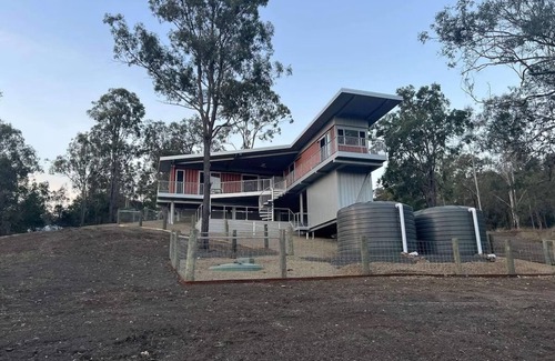 Mount Alford Cabin | Luxury new 2 bedrm with ensuites, scenic views & outdoor bath close to winery π