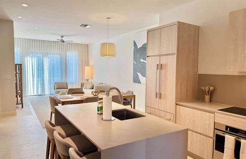 Westwind Condo | Luxury new build - 2bd+den - Gated - Pool, Gym and Beach access - Up to 6 people